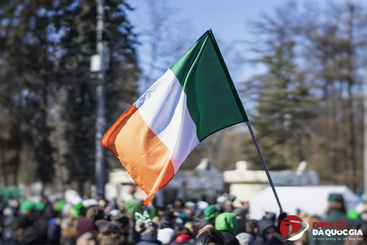 Ý nghĩa quốc kỳ Ireland - một tượng trưng mới mẻ và sâu sắc. Hãy cùng chúng tôi khám phá ý nghĩa của quốc kỳ này thông qua hình ảnh để hiểu rõ về giá trị của quốc kỳ Ireland trong văn hóa và nhận thức của con người xứ Emerald này.